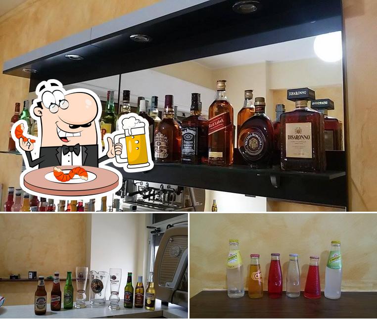 Puoi ordinare un rinfrescante bicchiere di birra chiara o scura