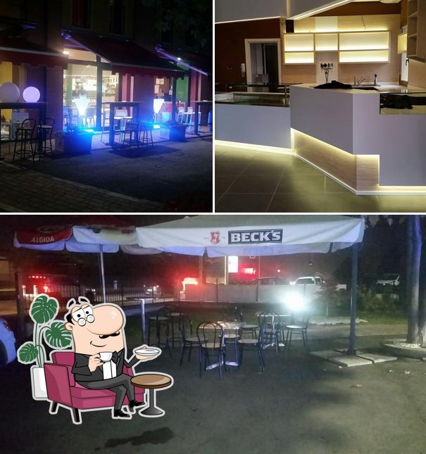 Dai un'occhiata agli interni di Break Caffè