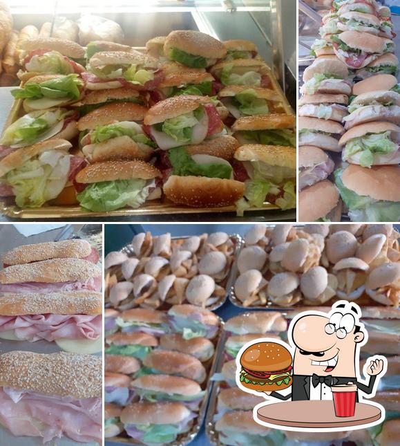 Prova un hamburger a Panificio arena delle rose