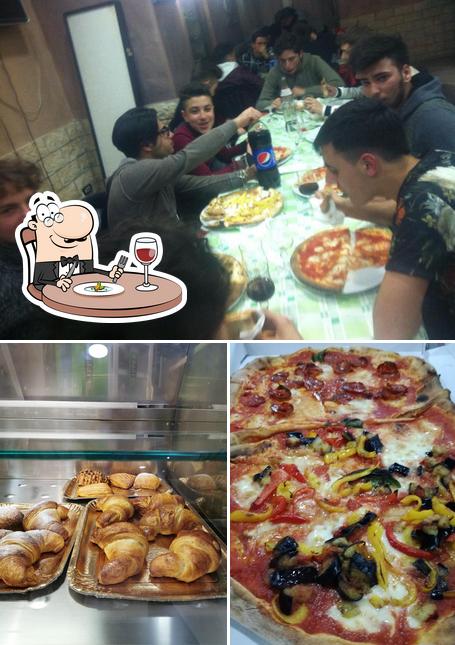 Guarda la foto che mostra la cibo e tavolo da pranzo di Caffetteria Pizzeria Nazionale via roma150