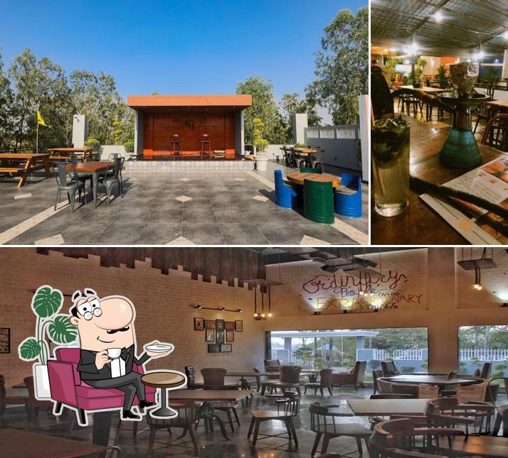 The image of Mokachi Cafe’s interior and beverage