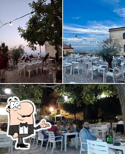 Siediti a un tavolo di Pizzeria Basilicos Minturno