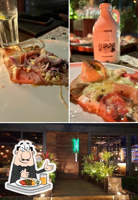 A comida e exterior do restaurante