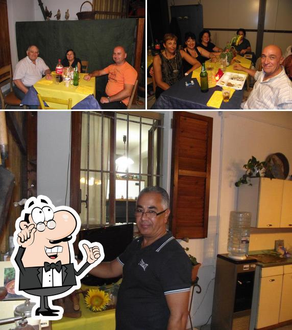 La foto di interni e tavolo da pranzo da La Masseria