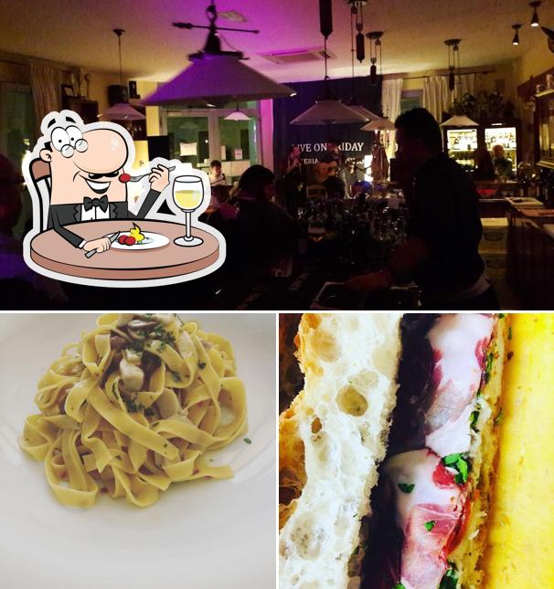 La foto di cibo e bancone da bar da Osteria al Municipio