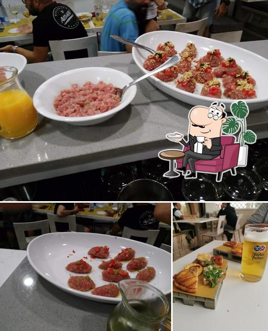 Dai un'occhiata agli interni di Baddy's Bar