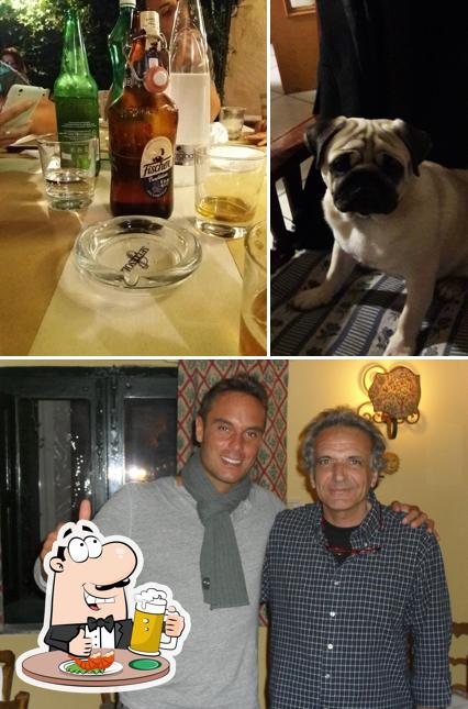 Puoi ordinare un rinfrescante bicchiere di birra chiara o scura