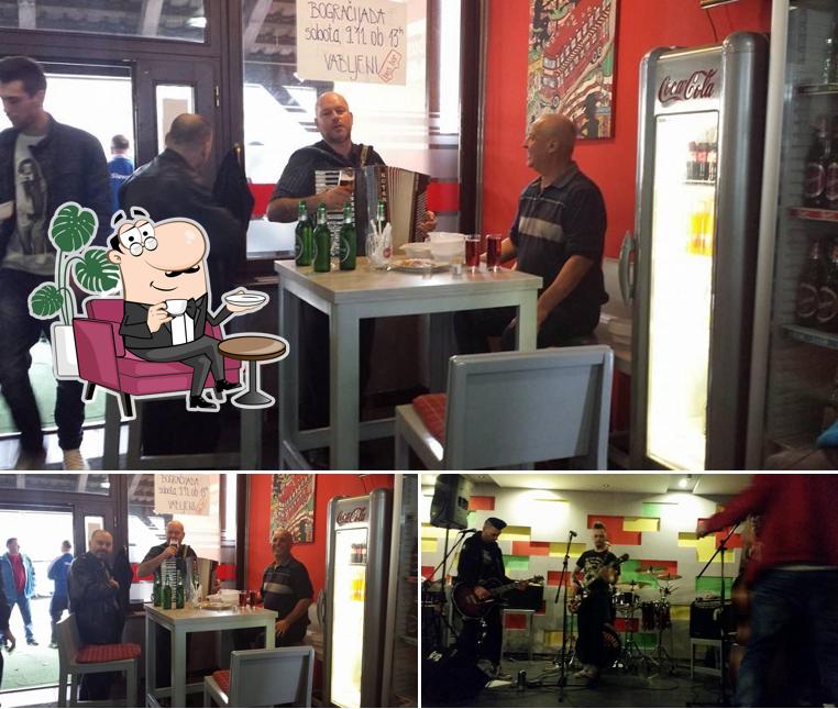 Siediti a un tavolo di Bus Bar