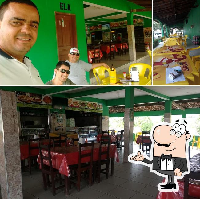 Sente em uma das mesas no Hotel e Churrascaria Ipueiras