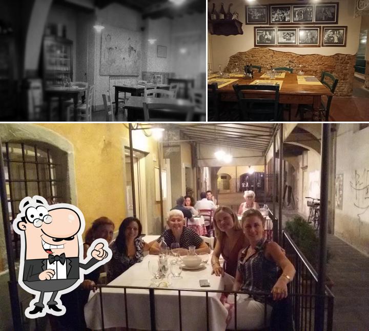 Dai un'occhiata agli interni di Osteria dell'Angelo