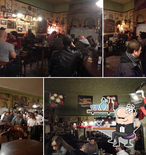 Dai un'occhiata agli interni di Claddagh pub