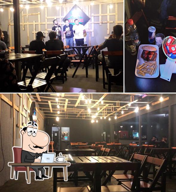 O interior do Guardians Empório Pub