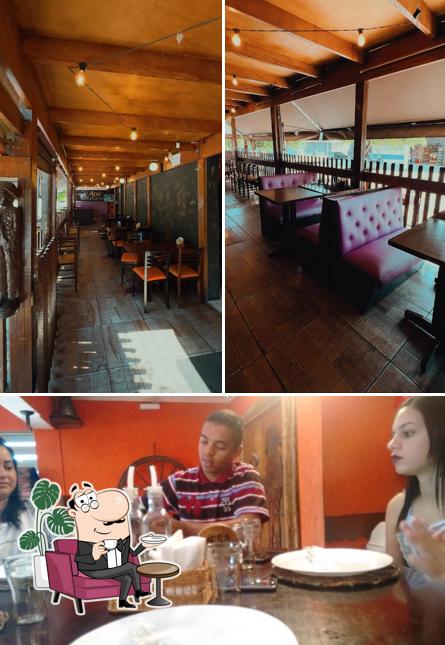 Sente em uma das mesas no Casa do Norte Du Guedes Restaurante em Osasco - SP