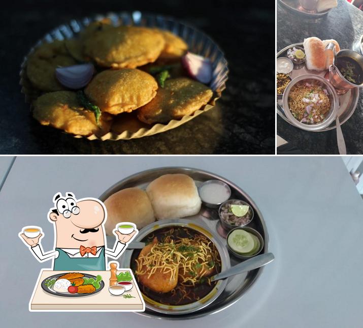 Food at Sai Chawadi Misal / साई चावडी मिसळ