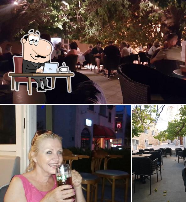 Questa è la immagine che presenta la interni e tavolo da pranzo di Marinero Cafe and Bar
