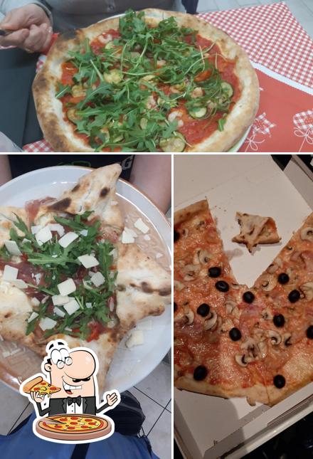 Scegli una pizza a Pizzeria Santa Lucia