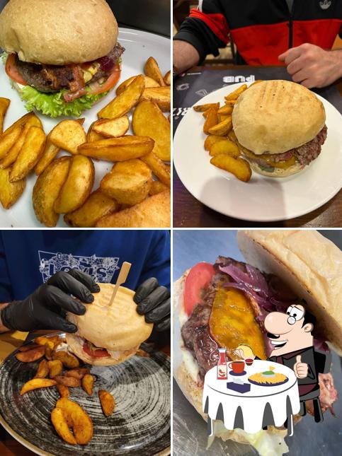 Ordina un hamburger a Bandito Burrito Pub