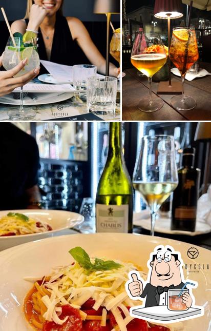 Goditi un drink dal menu