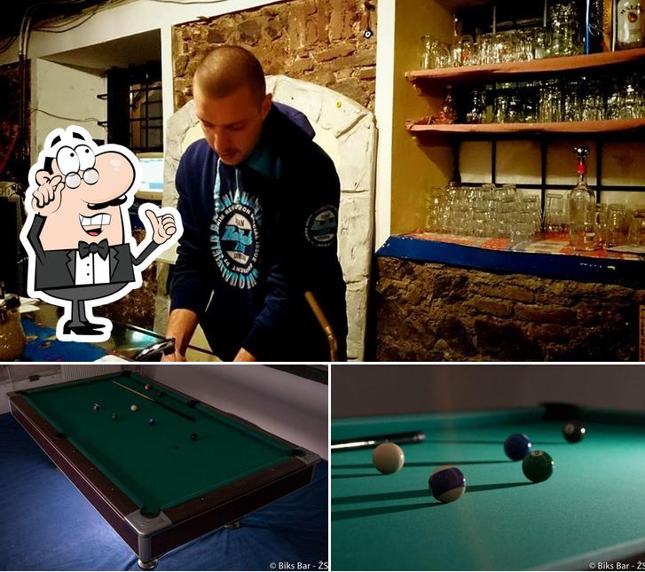 Siediti a un tavolo di Biks Bar Litija