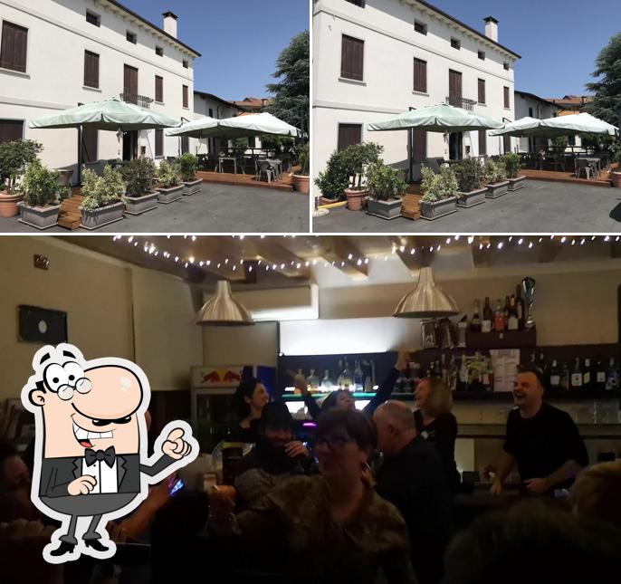 La esterno e bancone da bar del ristorante