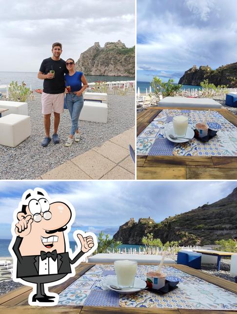 Dai un'occhiata agli interni di Elibeach bar