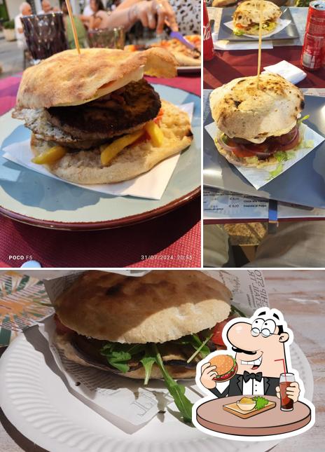 Prova un hamburger a Retrò Pizzeria Olbia