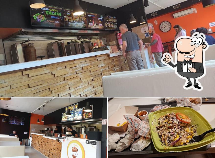 La immagine della interni e cibo di Kebab Paradise