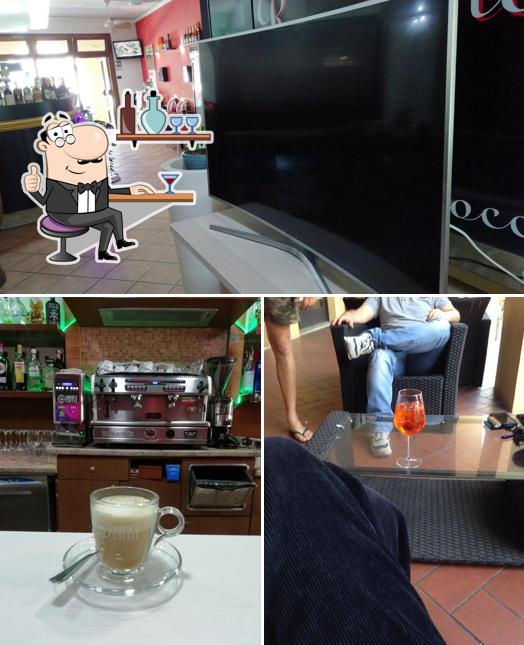 Dai un'occhiata agli interni di Bar Della Rocca
