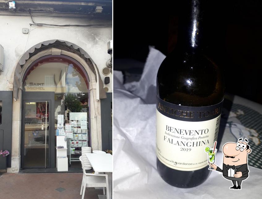 Goditi un drink a Saint Michel