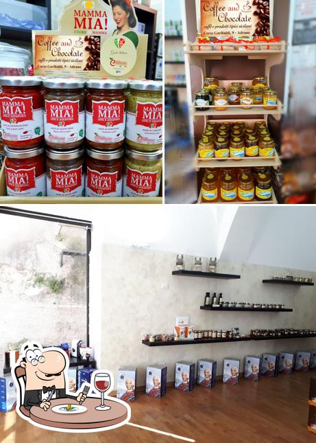Tra le varie cose da Coffee and Chocolate si possono trovare la cibo e interni