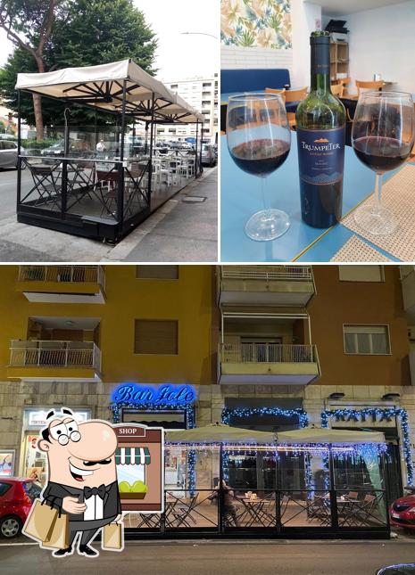 Questa è la immagine che mostra la esterno e interni di Café Porteño