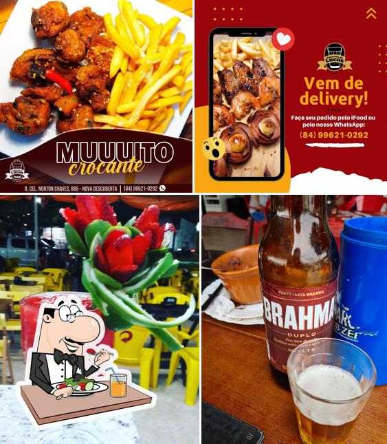 A ilustração da comida e bebida no Espetinho do Lucas Nova Descoberta - Bar Raíz de Natal