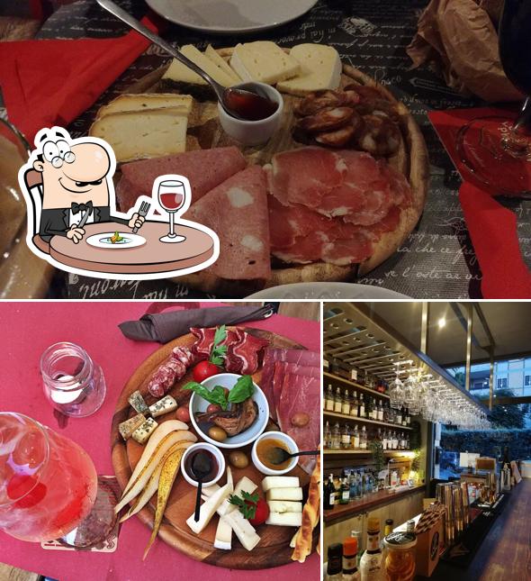 La foto di cibo e bancone da bar da Binomio Beer and Wine