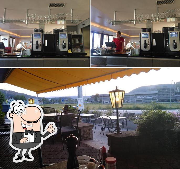 Dai un'occhiata agli interni di Café Schneider