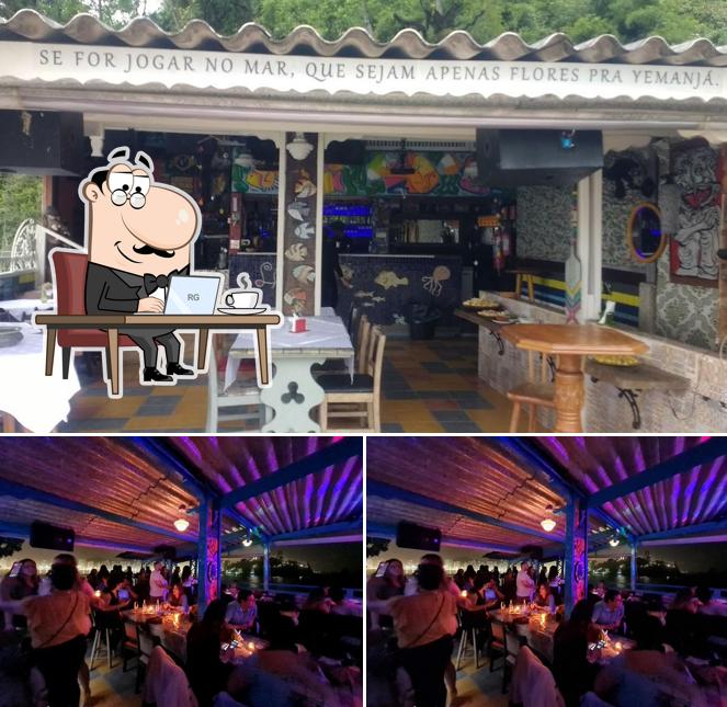 Sente em uma das mesas no Luli Bar & Restaurante