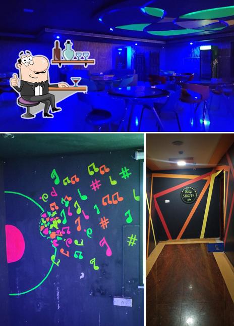 Take a seat at one of the tables at Big shots Pub (By Gravity Hospitality)