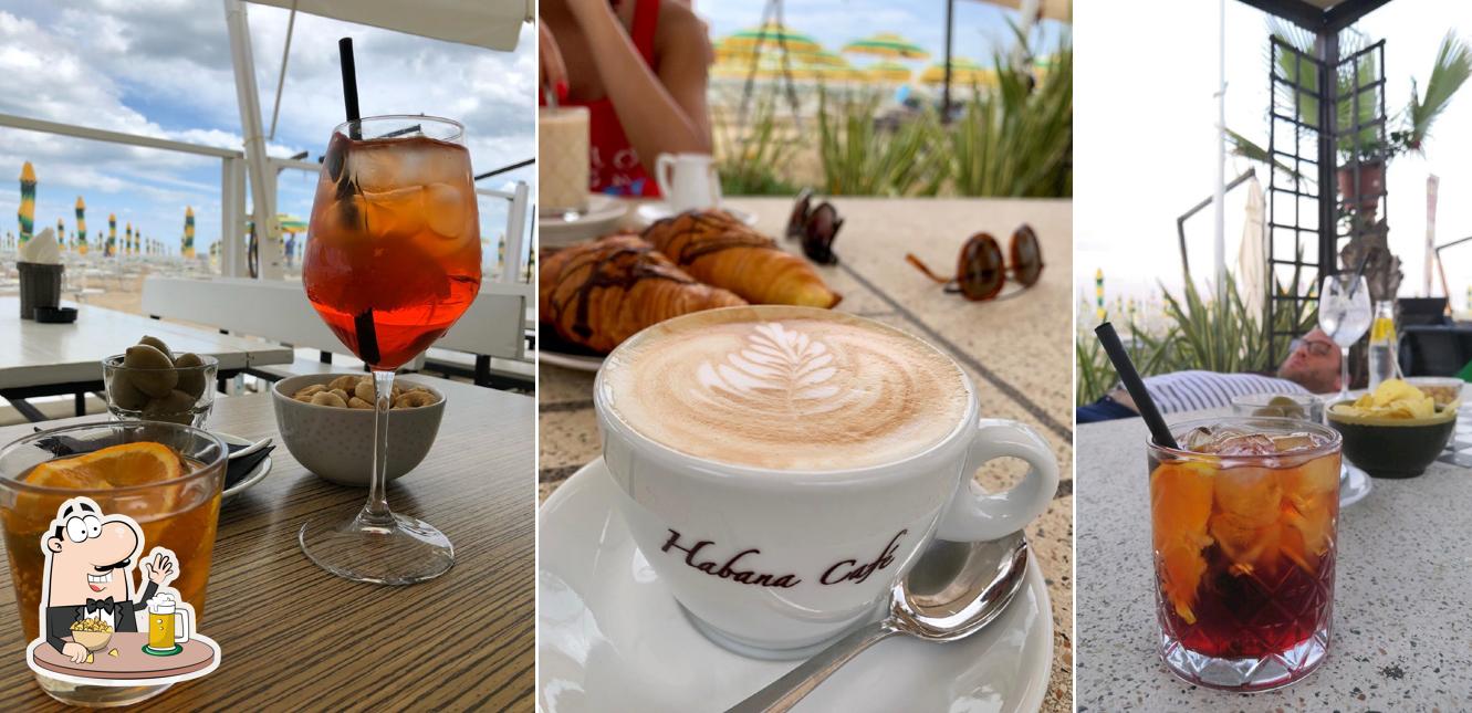 Puoi ordinare un rinfrescante bicchiere di birra chiara o scura