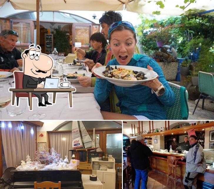 La interni e bancone da bar del ristorante