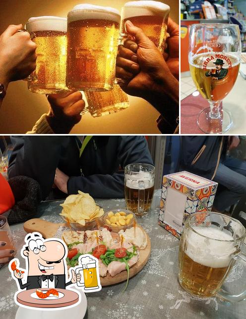 Puoi prenderti un rinfrescante bicchiere di birra chiara o scura