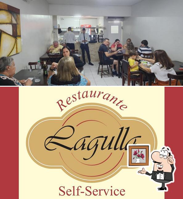 Sente em uma das mesas no Restaurante Lagulla