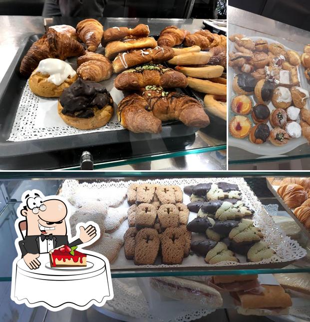 BAR MOMONA serve un'ampia selezione di dolci