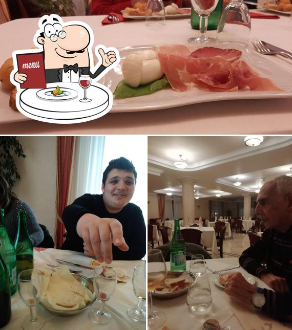 Questa è la immagine che presenta la cibo e tavolo da pranzo di Hotel Ristorante "Goleto"