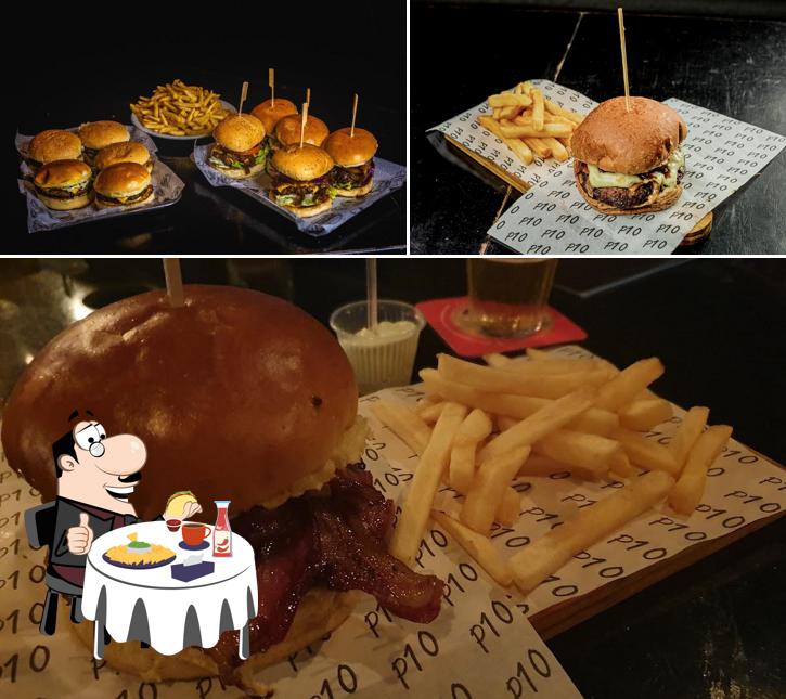 Delicie-se com um hambúrguer no P10 Bar e Lounge
