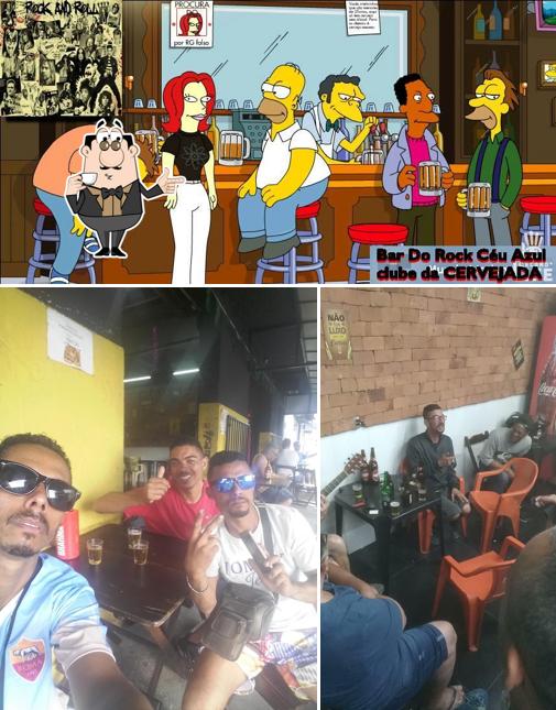 Desfrute de uma bebida no Biroska Bar