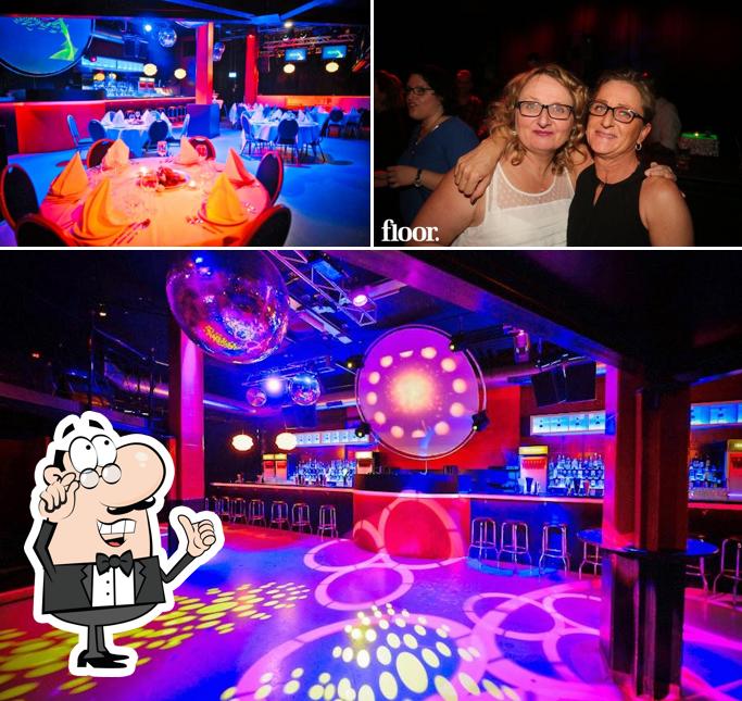 Dai un'occhiata agli interni di Floor Club