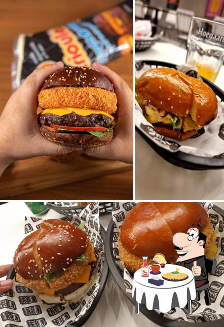 Experimente um dos hambúrgueres disponíveis no 1445 Burger Hamburgueria e Restaurante Salão e Delivery Vila Zelina Zona Leste-SP