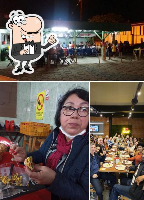 Sente em uma das mesas no Bidusky Lanches