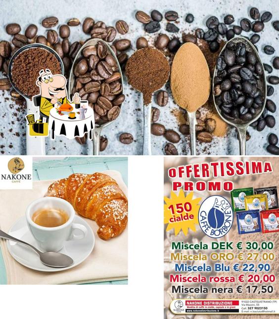 Nakone Caffe si caratterizza per la cibo e esterno