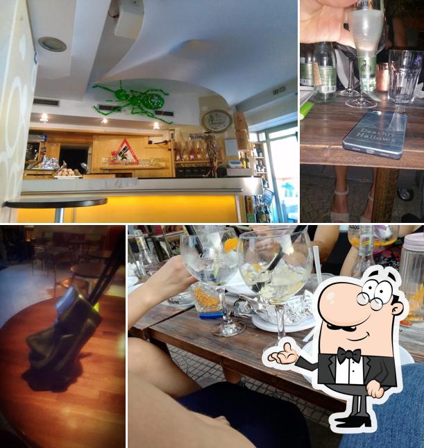 Dai un'occhiata agli interni di Tiffany Cafe
