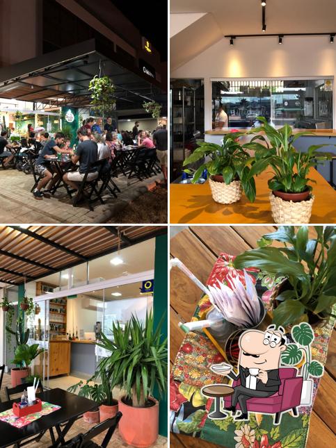 Sente em uma das mesas no Viella Pizzeria